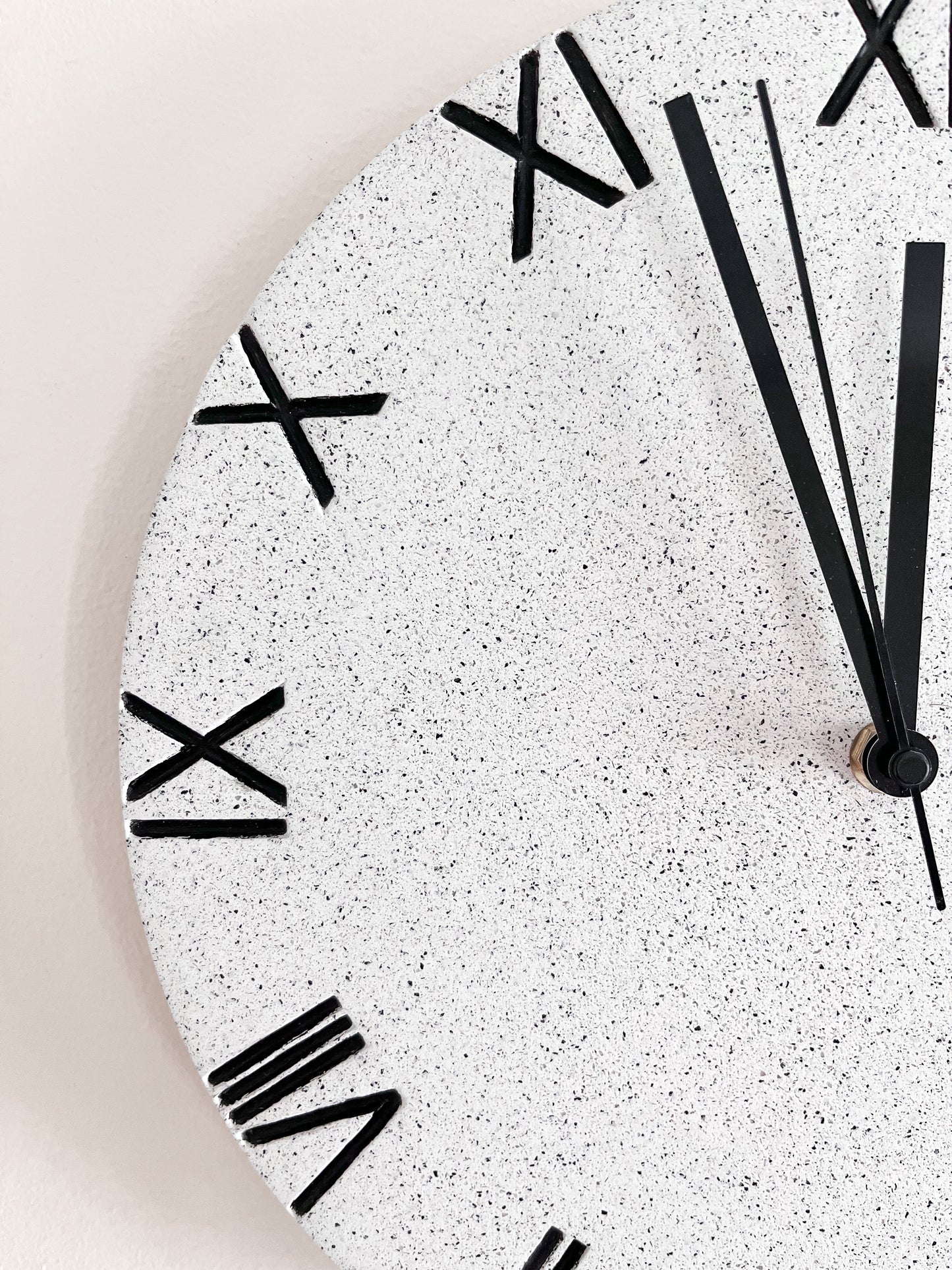 Orologio da parete rotondo con numeri romani in granito bianco maculato Terrazzo