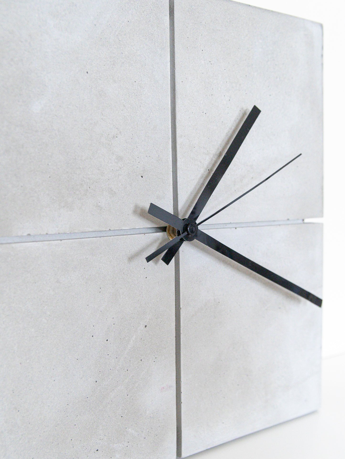 Orologio da parete quadrato in cemento grigio