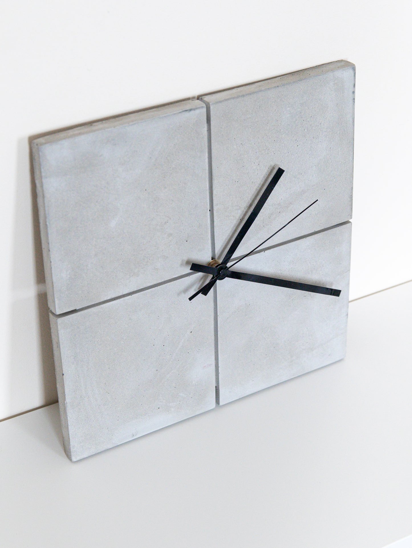 Orologio da parete quadrato in cemento grigio
