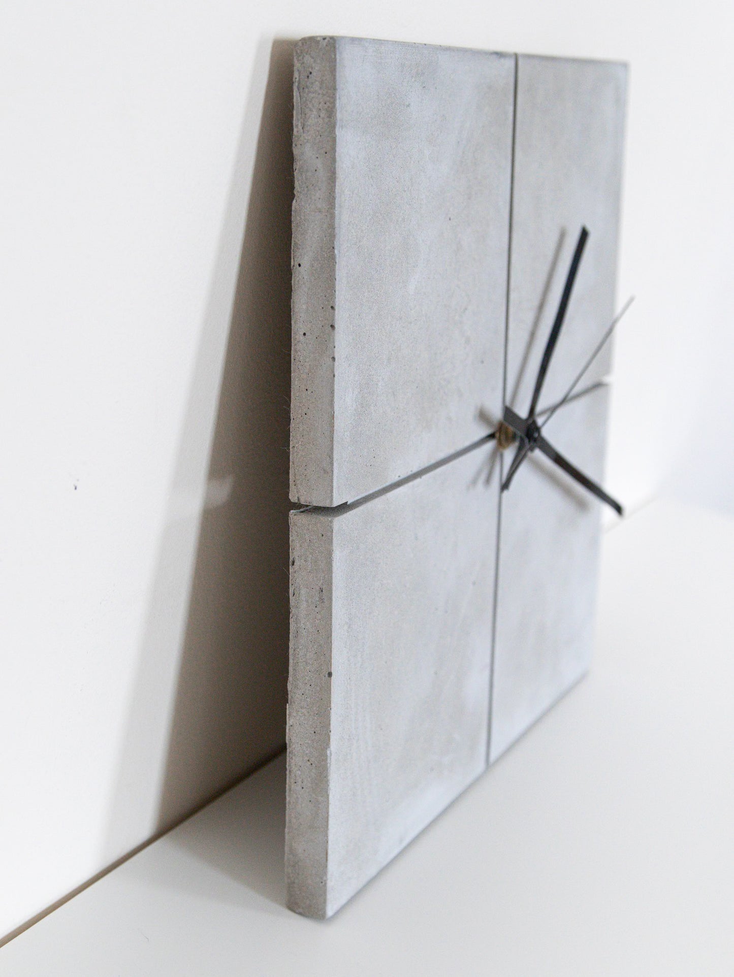 Orologio da parete quadrato in cemento grigio