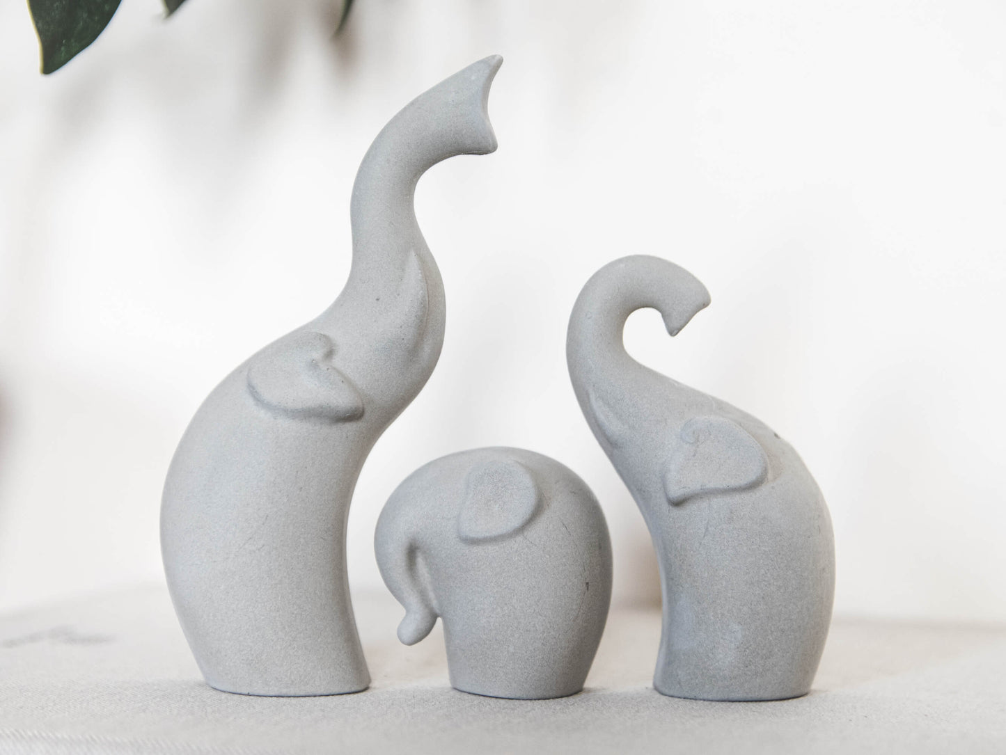 Ornamento famiglia elefante in cemento