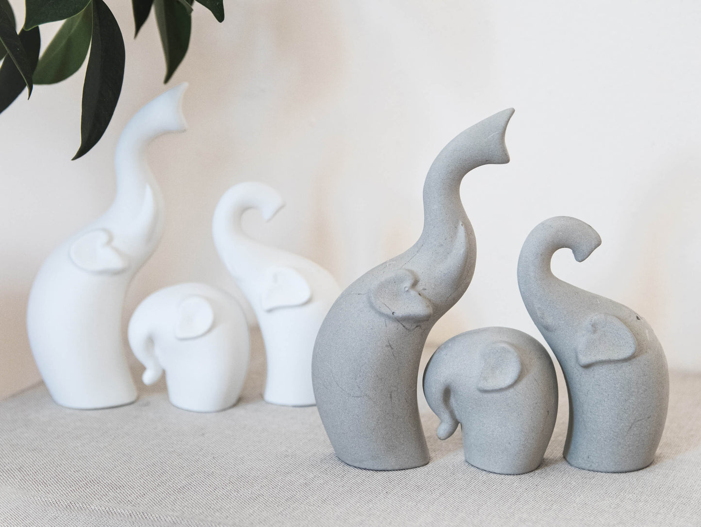 Ornamento famiglia elefante in cemento