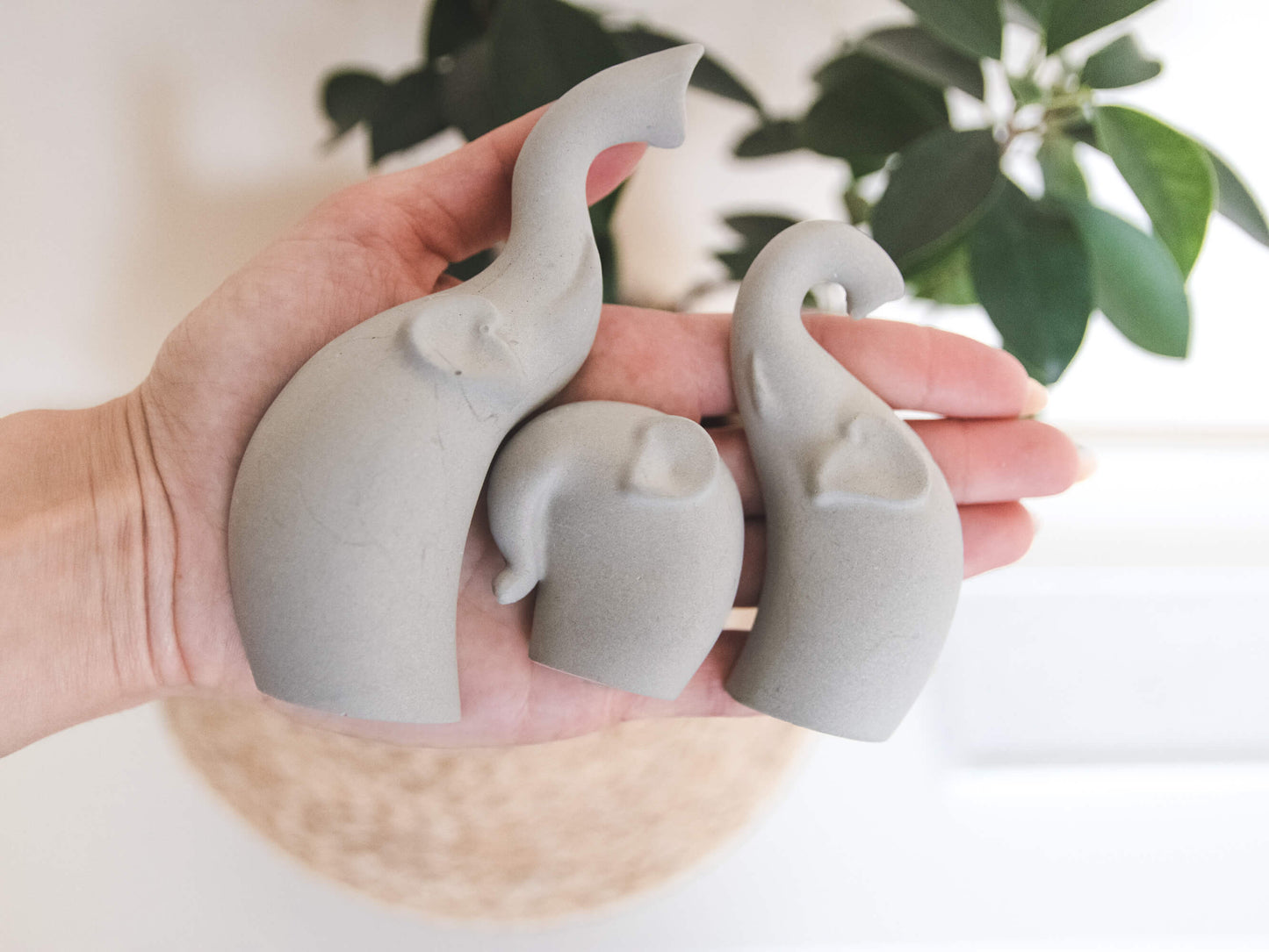 Ornamento famiglia elefante in cemento