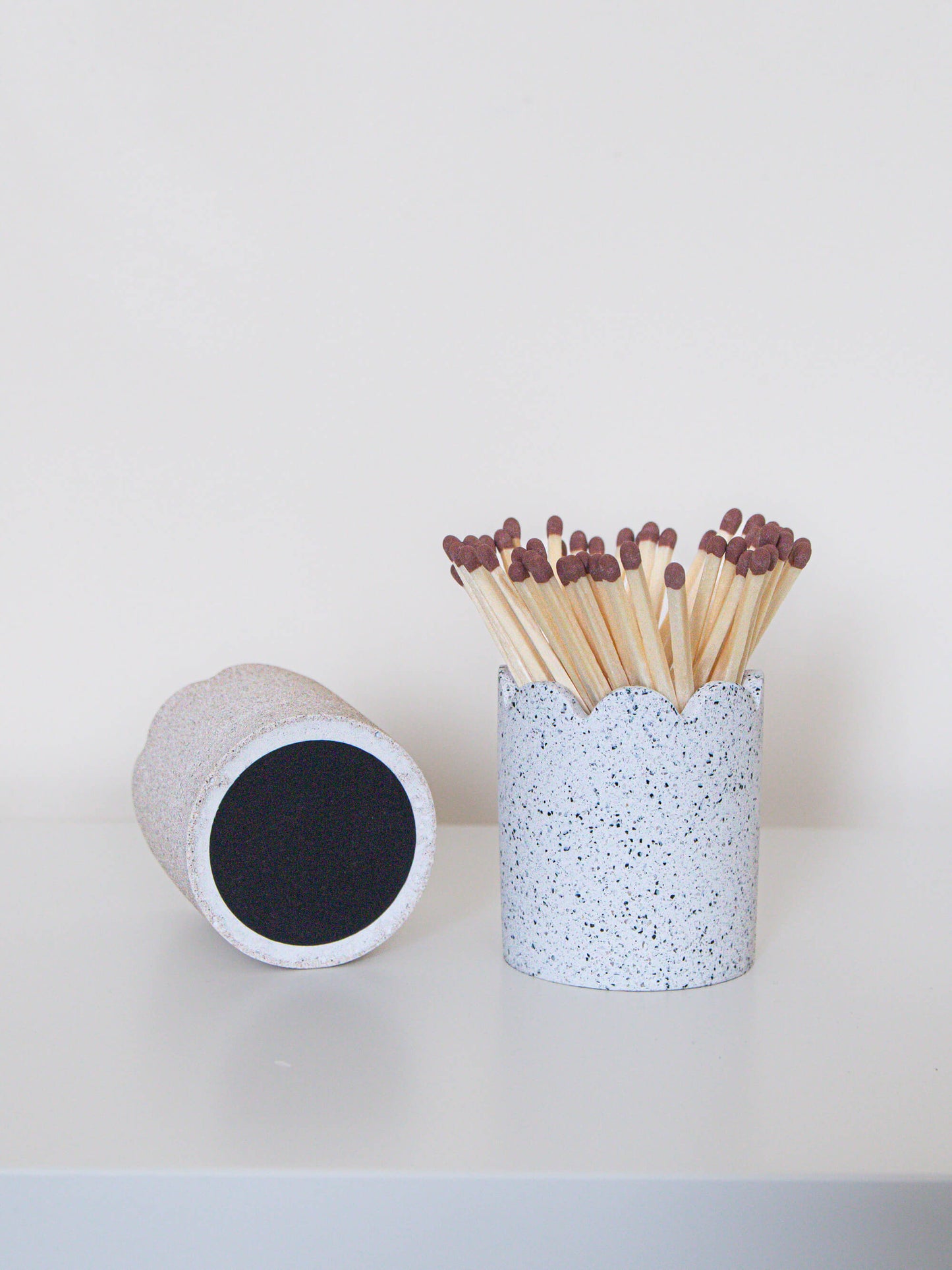 Vaso per accendi-fiammiferi con bordo smerlato in granito bianco maculato