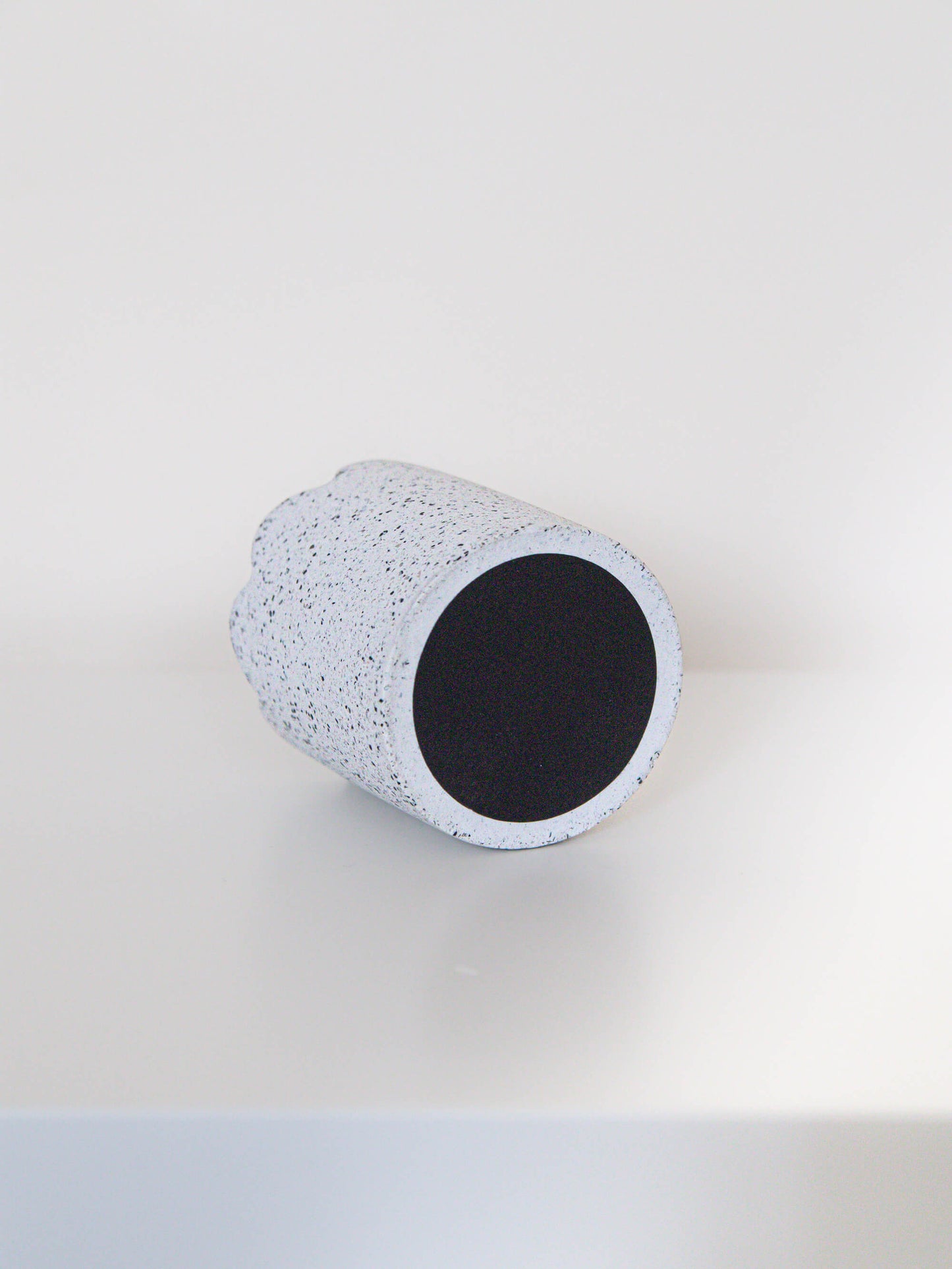 Vaso per accendi-fiammiferi con bordo smerlato in granito bianco maculato