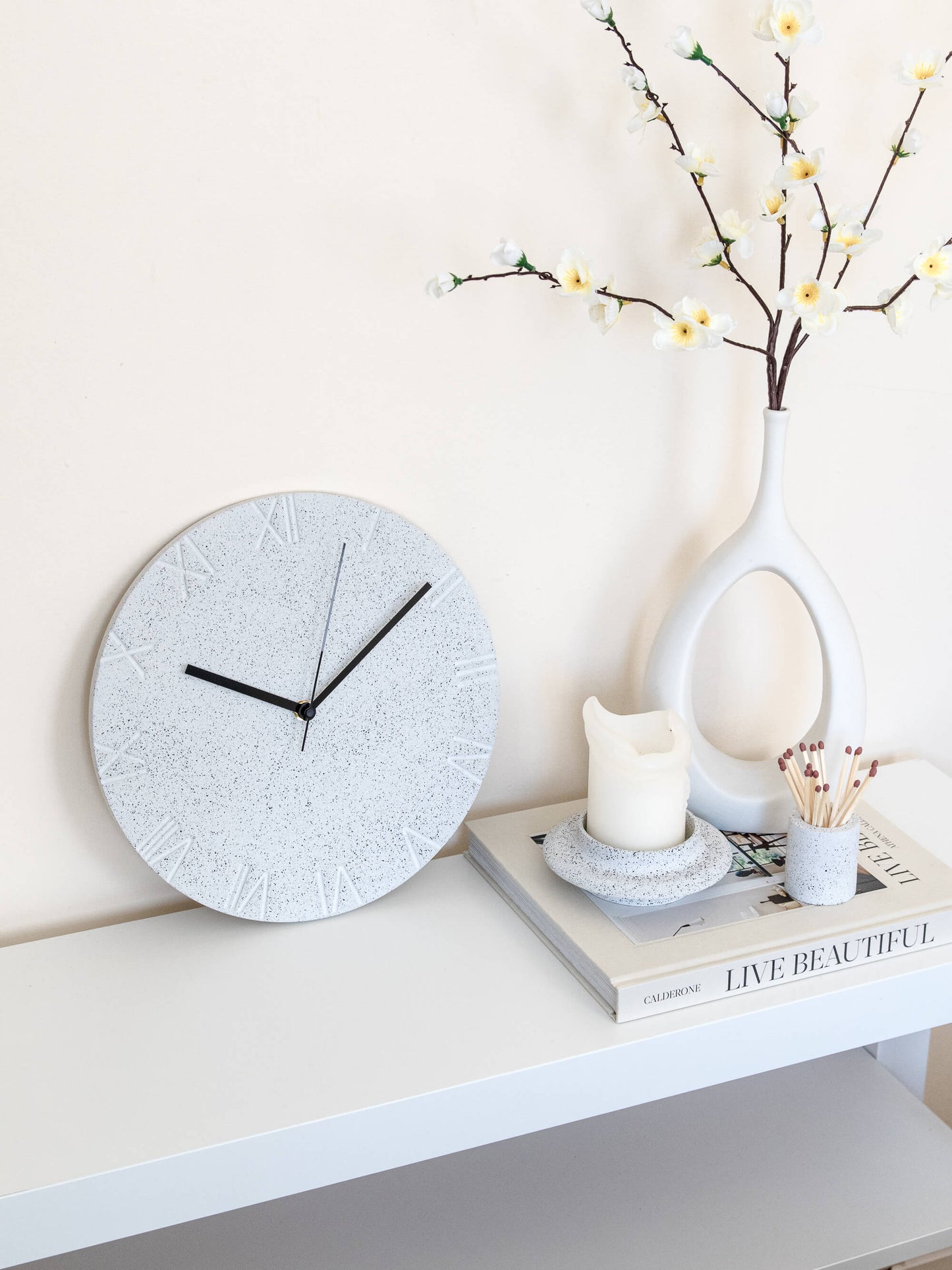 Orologio da parete rotondo con numeri romani in granito bianco maculato Terrazzo