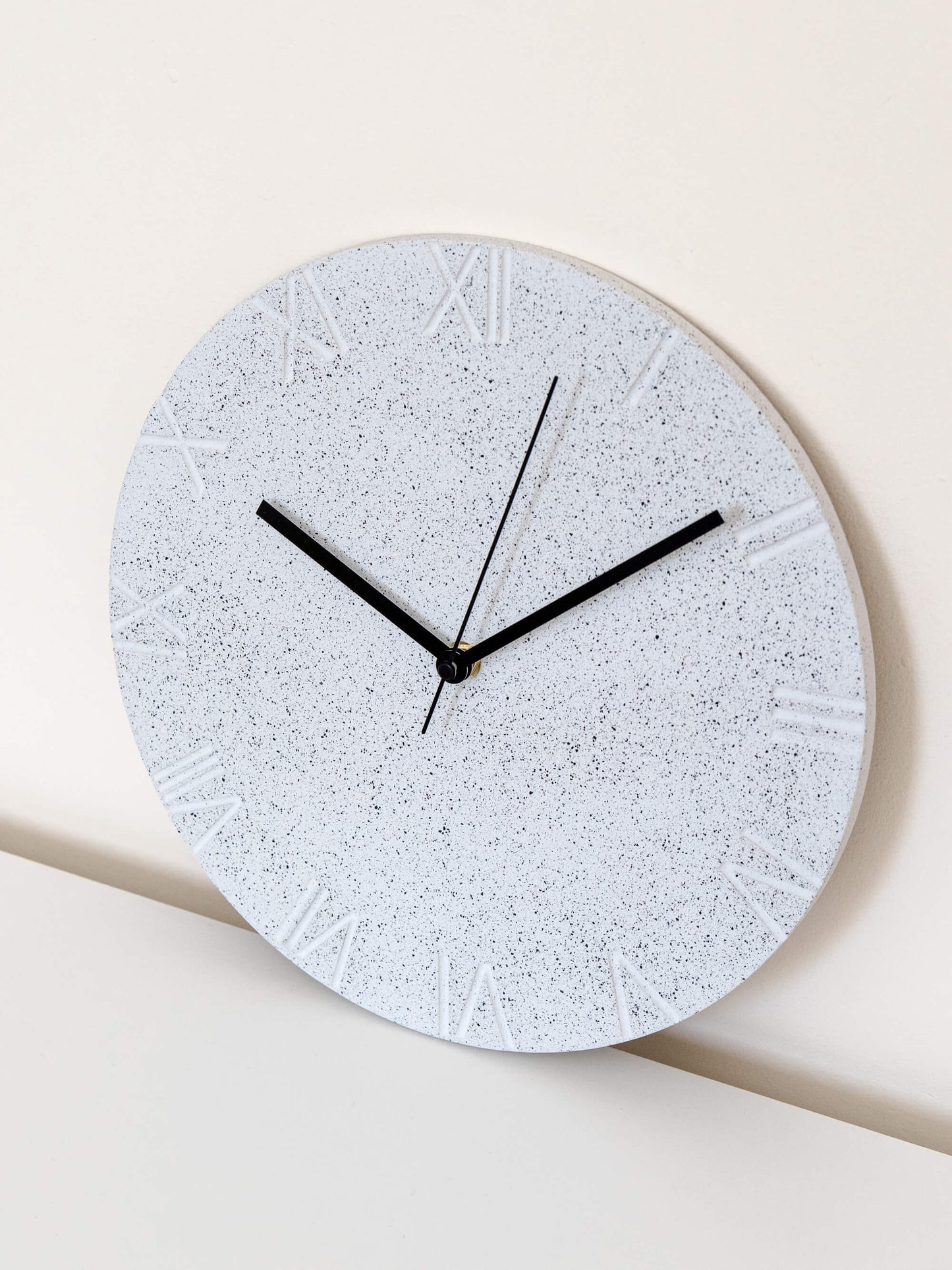 Orologio da parete rotondo con numeri romani in granito bianco maculato Terrazzo
