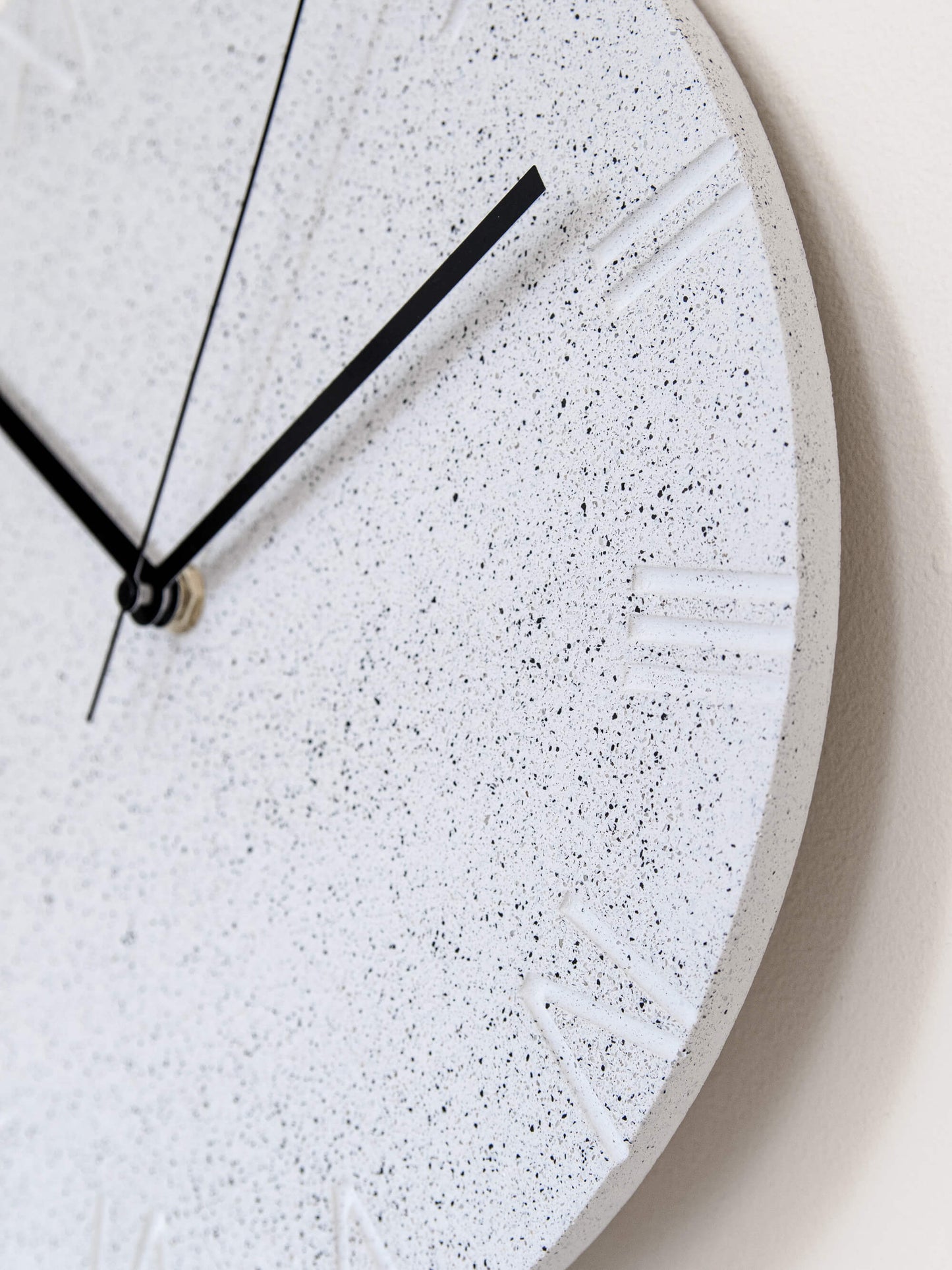 Orologio da parete rotondo con numeri romani in granito bianco maculato Terrazzo
